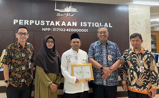 Handover of Istiqlal Library B Accreditation certificate by: Drs. Suryanto, M.Si (Head of P2PKM Division) to : Nur Hayyin Muhdlor, Lc., MA.